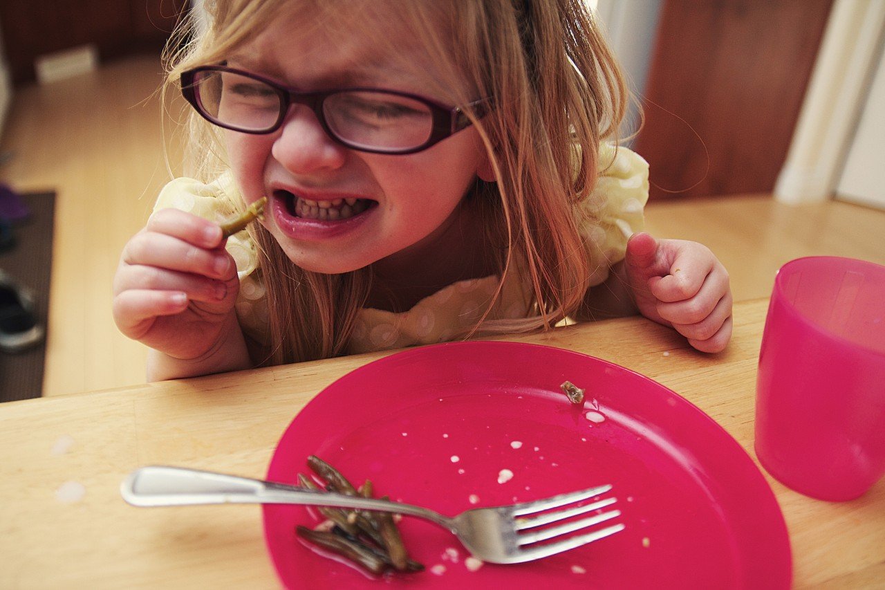 Съесть совсем. Девочка кушает. Девочка не хочет кушать. Ребенок не хочет есть. Девочка хочет есть.
