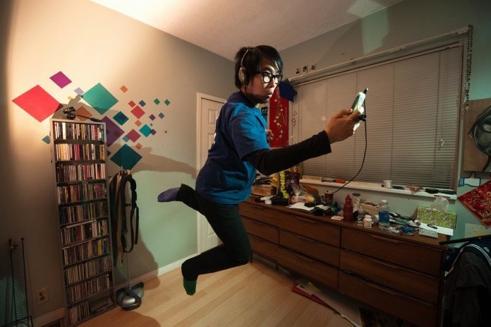 スマホを見て飛び上がる男性