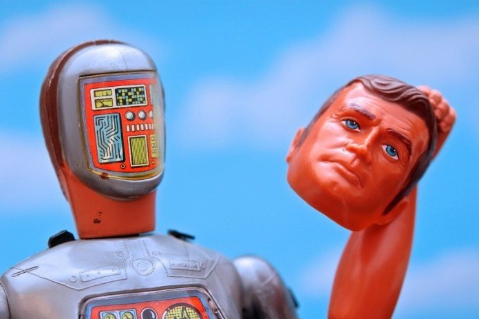 マスクを取るフィギュア