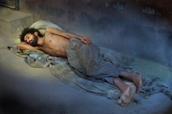 パキスタンのホームレス男性