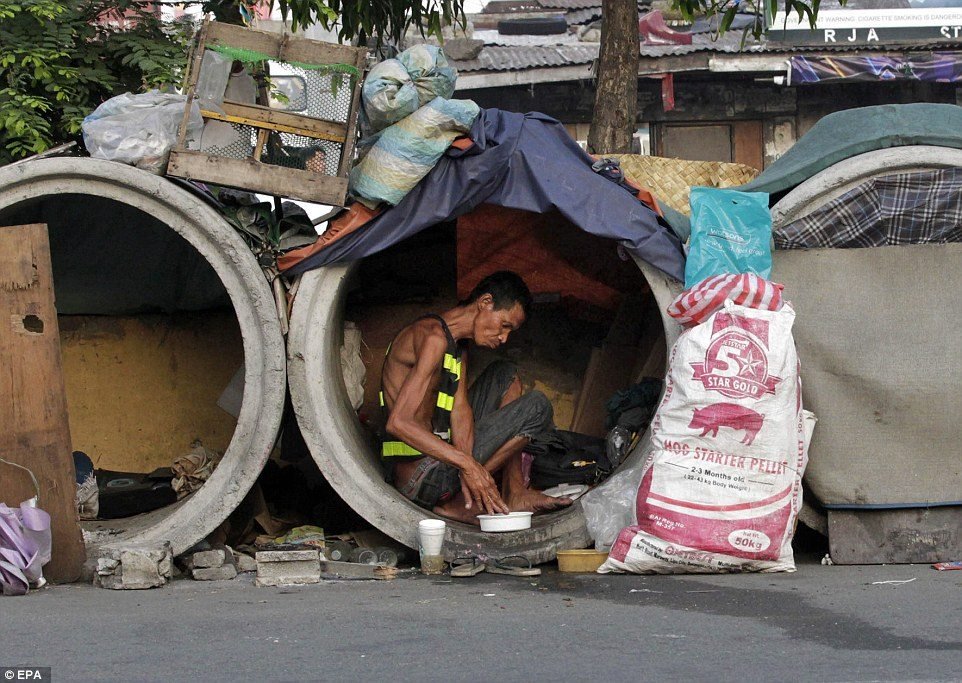 フィリピン貧困層 マニラのスラム街で土管に暮らす人たちの写真 マダム リリー